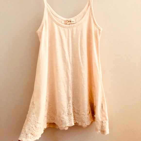 Tops - Cream tank top w/ lace detailing